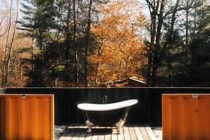 Outdoor spa tub - Catskills: Eikonic Box (Smallwood)
