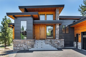 Exterior detail - Luxury Winter Estate | Hot Tub, Fireplace, Office & 10Min Drive to Northstar (Truckee)