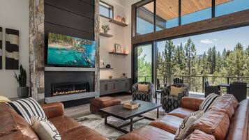 Een smart-tv, een open haard en een kantoor