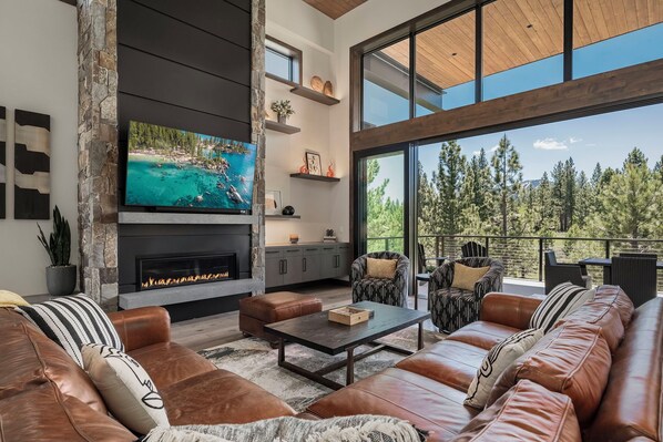 Smart TV, fireplace, offices - Luxury Winter Estate | Hot Tub, Fireplace, Office & 10Min Drive to Northstar (Truckee)