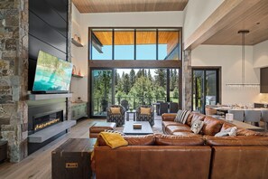 Smart TV, chimenea, oficina