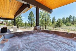 Bañera de hidromasaje al aire libre