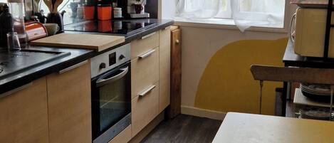 Een koelkast, een microgolfoven, een oven, een kookplaat