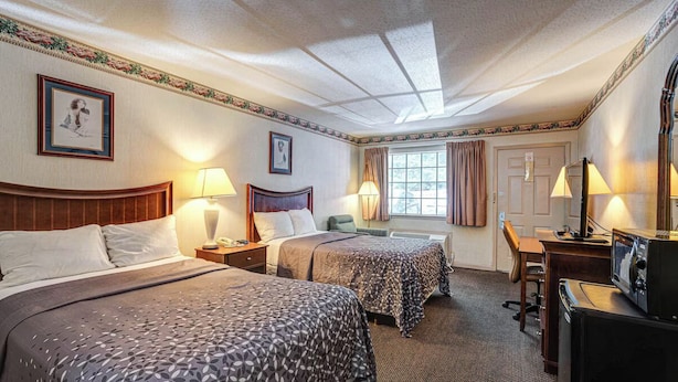 A hotel room with two beds, a desk, a chair, a television, and a window with curtains. - Northgate Inn by Townhouse Hattiesburg I-59 (Hattiesburg)