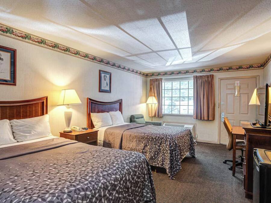 Minibar, desk, iron/ironing board, free WiFi