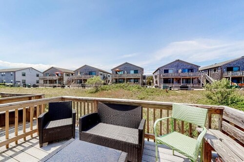 Cozy condo on Commercial St. and close to Truro with pool and beach access!