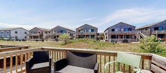 Cozy condo on Commercial St. and close to Truro with pool and beach access!