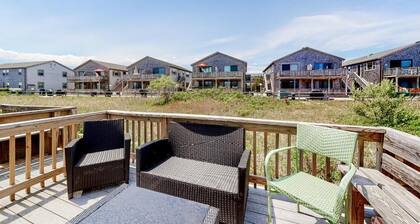 Cozy condo on Commercial St. and close to Truro with pool and beach access!