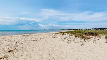 En la playa y camastros