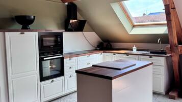 Een koelkast, een microgolfoven, een oven, een kookplaat