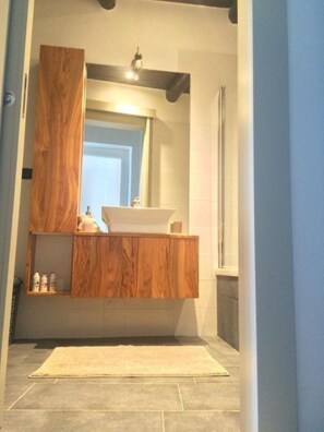 Doccia, asciugacapelli, bidet, asciugamani