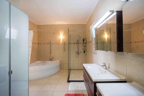 Dusche, Haartrockner, Handtücher