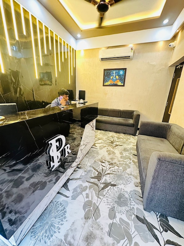 Lobby sitting area - Hotel PSR Residency - near Temple & Ghat (Varanasi)