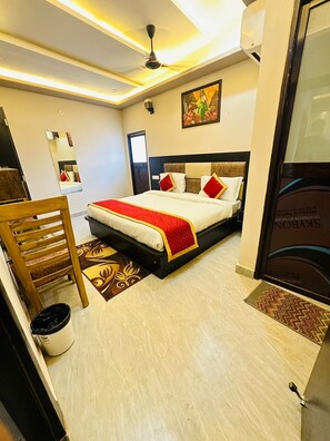 Desk, laptop workspace, soundproofing, free WiFi - Hotel PSR Residency - near Temple & Ghat (Varanasi)