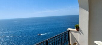 AMORE RENTALS - Casa Gianna with Sea View and Direct Access to the Sea