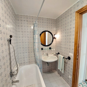 Douche, sĂšche-cheveux, serviettes fournies