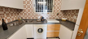 Frigorífico, microondas, placa de cocina y cafetera o tetera