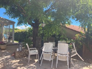 Outdoor dining - DROME: Single-storey house (MONTOISON)