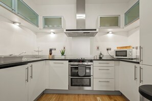 豪華公寓, 1 間臥室, 非吸煙房, 小廚 | 私人廚房 | 雪櫃、微波爐、爐具、洗碗機