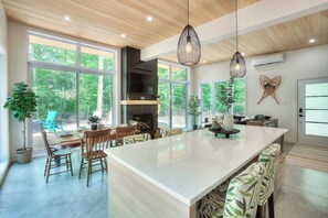 Dining - Valhalla Tremblant Cabin Retreat-Jacuzzi/Sauna (La Conception)