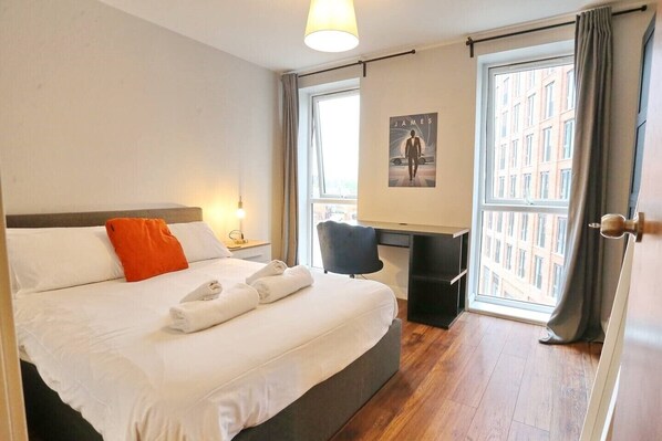 2 bedrooms, iron/ironing board, free WiFi, bed sheets - Stunning Flat Mins From Shops & City Centre - Pass the Keys (Salford)