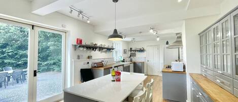 Kjøleskap, mikrobølgeovn, ovn og oppvaskmaskin