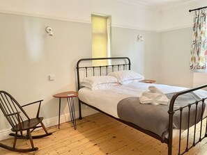 4 bedrooms, iron/ironing board, free WiFi, bed sheets - Cefn Goleu | Hidden Coastal Gem - Pass the Keys (Pwll)