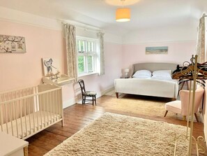 4 bedrooms, iron/ironing board, free WiFi, bed sheets