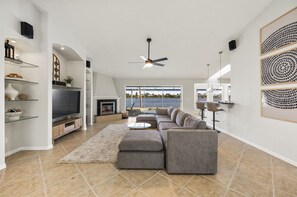 Televisor intel·ligent, llar de foc, reproductor de DVD i estèreo 