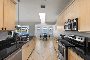 Frigorífic, microones, forn i placa de cuina 