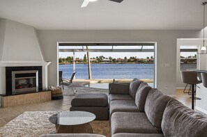 Smart TV, chimenea, reproductor de DVD y estéreo 