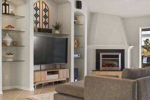Smart TV, chimenea, reproductor de DVD y estéreo 