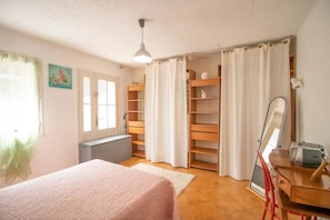 2 makuuhuonetta, silitysrauta/-lauta, vauvan matkasänky