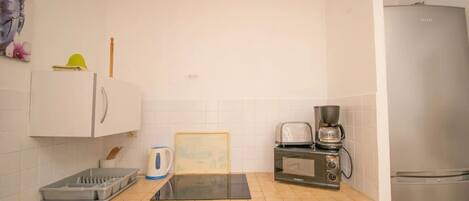 Coffee/tea maker, fridge, microwave, oven