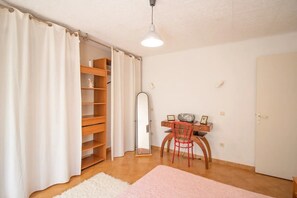 2 bedrooms, iron/ironing board, travel cot