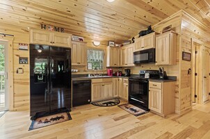 Comfort Cabin, 2 Bedrooms, Fireplace, Mountain View | Private kitchen | Fridge, microwave, oven, stovetop