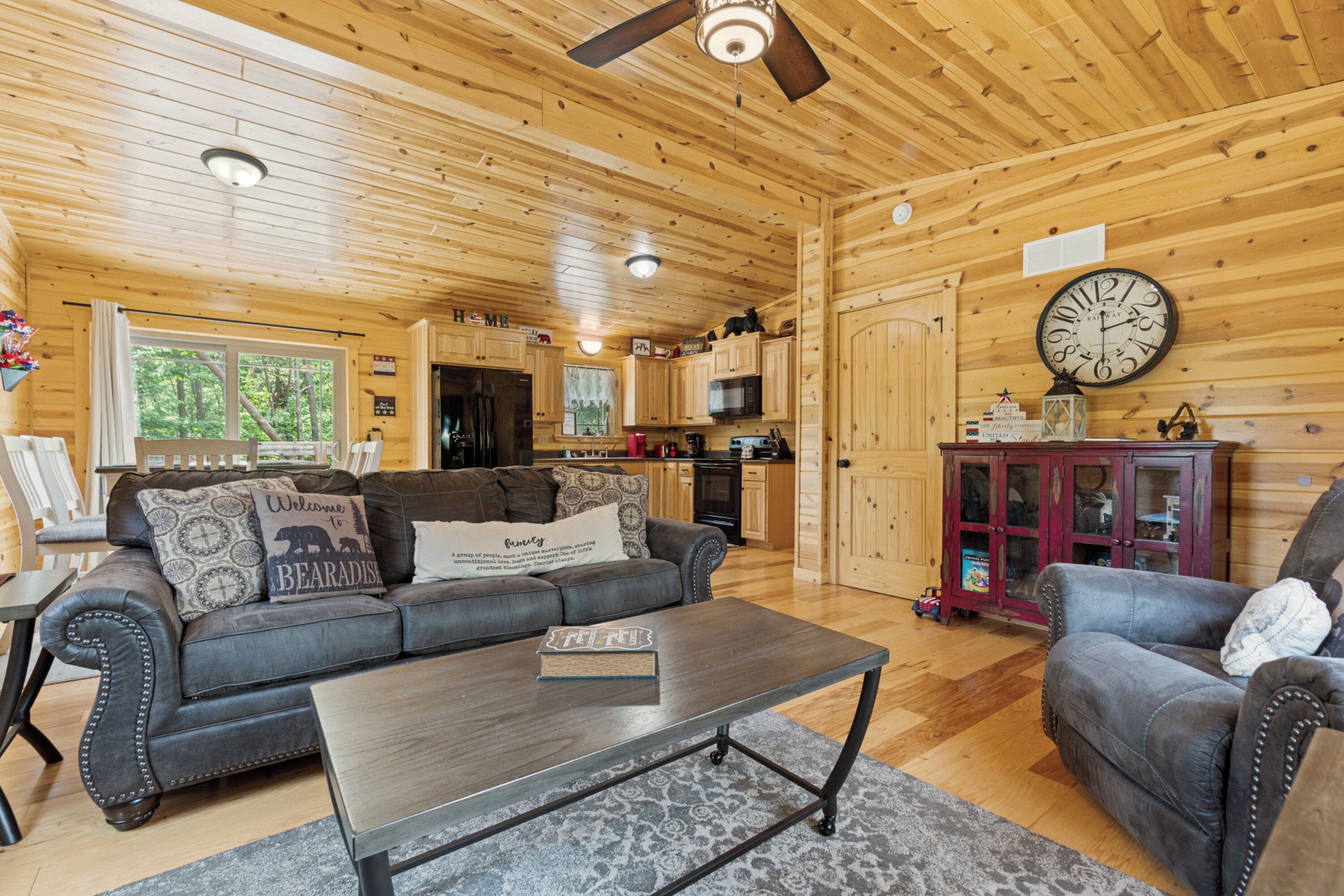 Comfort Cabin, 2 Bedrooms, Fireplace, Mountain View | Living room