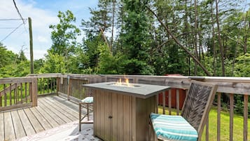 Comfort-Ferienhütte, 2 Schlafzimmer, Kamin, Bergblick | Terrasse/Patio