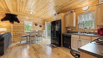 Comfort Cabin, 2 Bedrooms, Fireplace, Mountain View | Private kitchen | Fridge, microwave, oven, stovetop