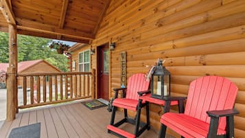 Comfort Cabin, 2 Bedrooms, Fireplace, Mountain View | Terrace/patio