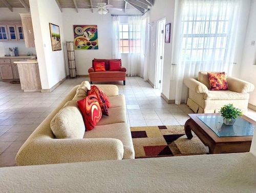 Delightful-3 bedroom with AC and Wifi near Oistins, St Lawrence Gap