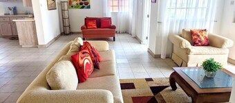 Delightful-3 bedroom with AC and Wifi near Oistins, St Lawrence Gap