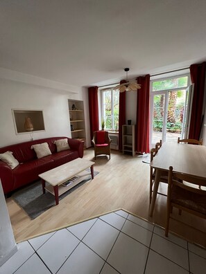 Living area - Apartment F2 CEZANNE garden level and private parking Résidence Les Platanes (Lamalou-les-Bains)