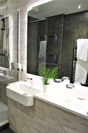 Ático, 1 habitación, no fumadores, cocina básica | Baño | Ducha