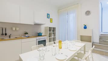 Apartamento | Cozinha privada | Geladeira grande, fogão, cooktop, chaleira elétrica