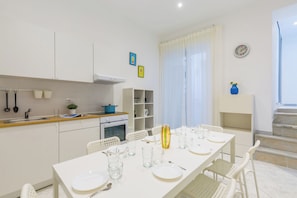 Apartment | Eigene Küche | Großer Kühlschrank, Ofen, Herdplatte, Wasserkocher