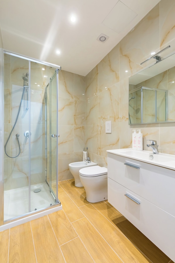 Apartment | Bathroom | Shower, rainfall showerhead, hair dryer, towels