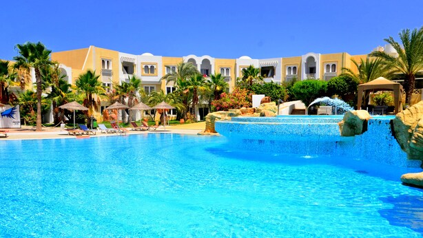 Piscine intérieure, 2 piscines extérieures