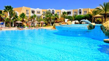 من حمّامات السباحة المغطاة، 2 من حمّامات السباحة الخارجية