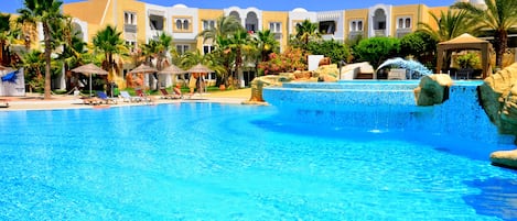 Indoor pool, 2 outdoor pools